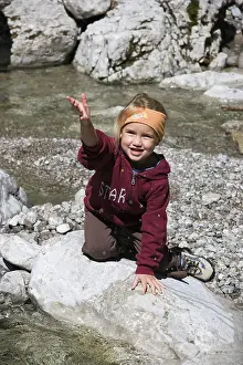 Blonde Woman With Child Drucke: Child playing in stream