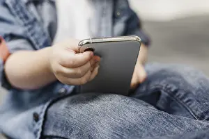 Leisure Activities For Kids Drucke: Child using mobile phone