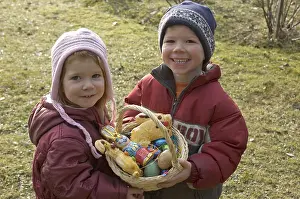 Easter Basket Drucke: Children with their found easter basket