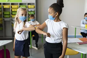 Face Mask Protection Drucke: Children elbow bumping class