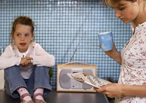 Morning Routine For Kids Drucke: Children having breakfast