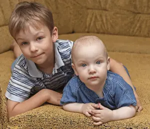 One Person Pose Drucke: Children pose lying on a sofa