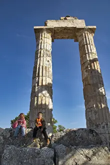 Peloponnese Greece Tourism Drucke: Two children sit in front of an ancient column
