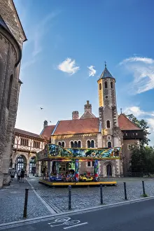 Lower Saxony Tourist Attraction Drucke: Children's carousel in front of Dankwarderode Castle