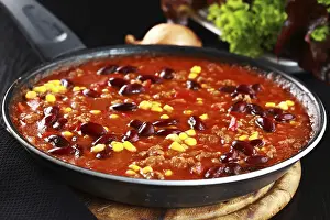 Chilli Con Carne Drucke: Chilli con carne cooked in the pan