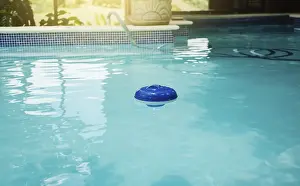 Chlorine Tablets Drucke: A chlorine float in a swimming pool
