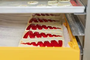 German Christmas Treats Drucke: Chocolate bars with red patterns in a tray