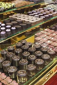 Store Window Display Drucke: Chocolate candy in a store window