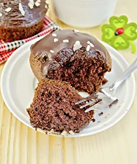 White Plate Dessert Drucke: Chocolate cupcake, break a fork on a white plate