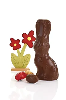 Chocolate Easter Bunny Drucke: Chocolate easter bunny with easter eggs and artificail flower