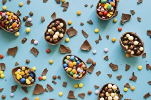 Decorative Easter Eggs Drucke: Chocolate eggs with sweets