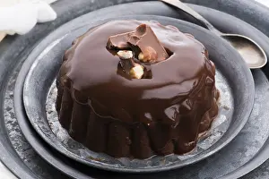 Sweet Desserts Drucke: Chocolate pudding with chocolate dressing on a plate