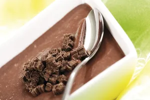 Studio Background Cuisine Drucke: Chocolate pudding garnished with chocolate