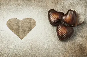Old Wooden Table Setting Drucke: Chocolates in the shape of hearts