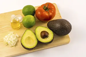 Guacamole Recipe Drucke: Chop the onion into very small chunks