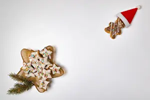 Christmas Decorative Items Drucke: Christmas, background, with biscuits and decorations