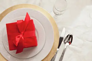 Christmas Table Setting Ideas Drucke: Christmas Gift with Place Setting at Table
