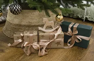 Traditional Christmas Decorations Drucke: Christmas presents are under the tree