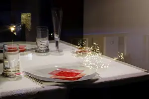 German Christmas Decor Drucke: Christmas table setting, Germany