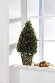 Advent Season Decor Drucke: Christmas tree decoration on a windowsill
