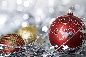Christmas Tree Decorations Drucke: Christmas tree decorations against silver lights background
