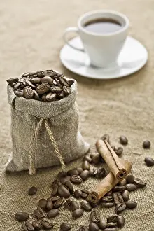 Spicy Drink Drucke: Cinnamon and cup of coffee on sacking