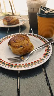 Cinnamon Roll Photography Drucke: Cinnamon roll with coffee for take away