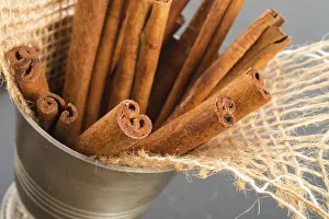 Empty Grocery Store Aisle Drucke: Cinnamon sticks