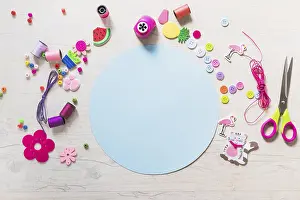 Blue Gradient Texture Drucke: Circular blue blank paper with decorative elements textured backdrop