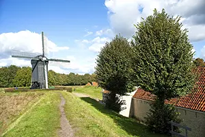Schloss Drucke: Rundweg, Wallanlagen, Windmühle.