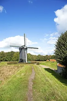 Schloss Drucke: Rundweg, Wallanlagen, Windmühle.