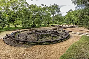 Historic Building In Sri Lanka Drucke: Circular ruin structure surrounded by greenery