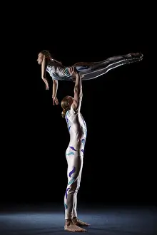 Working Clothes Model Drucke: Circus artists perform different tricks