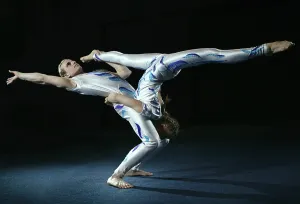 Circus Artist Drucke: Circus artists perform different tricks. Gym split