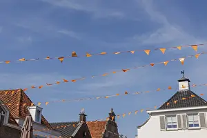 Bilder Datiert 30. April 2024: Stadtlandschaft mit bunten Flaggen