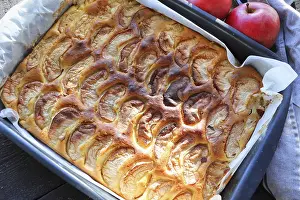 Self Made Desserts Drucke: Clasic apple cake, selective focus