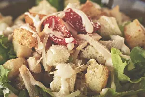 Classic Caesar Salad Drucke: Classic Caesar salad, close-up