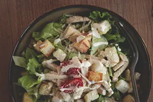 Freshly Prepared Salads Drucke: Classic Caesar salad, close-up