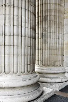Geometric Exterior View Drucke: Classic columns background
