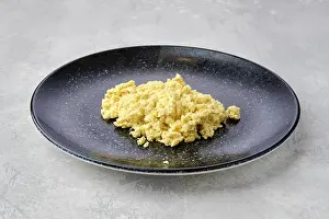 Traditional British Food Drucke: Classic scrambled eggs on a plate