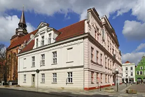 Drucke von Das klassizistische Rathaus Güstrow, erbaut 1890, die Pfarrkirche St Neoklassizistische Architektur Drucke: Der klassizistische Güstrower Rathaus