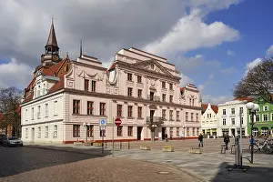 Drucke von Der Klassizist Güstrow Rathaus, erbaut 1890, Marktplatz, Güstrow, Mecklenburg-Vorpommern, Deutschland Das klassizistische Gstrow Rathaus, erbaut 1890, Marktplatz, Gstrow , Mecklenburg-Vorpommern Neoklassizistische Architektur Drucke: Der Klassizistische Güstrower Rathaus