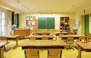 Empty Classroom Drucke: Empty classroom with blackboard
