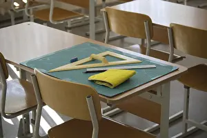 Bilder Datiert 10. September 2024: Klassenzimmerpult, das mathematische Werkzeuge wie ein Lineal und eine Winkelmesslatte zeigt