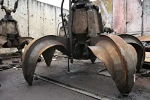 Environmental Protection Through Reuse Drucke: Claws of a crane in the scrapyard