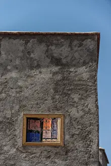 Marrakech Architecture Drucke: Clay plaster wall with colourful window