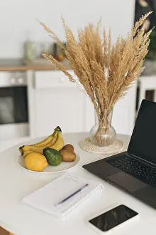 Modern Office Setup Drucke: A clean workspace featuring a laptop