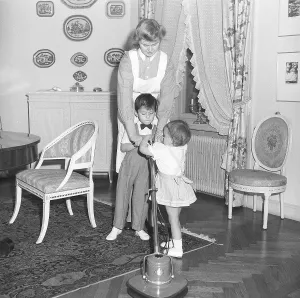Vintage Home Decor Drucke: Cleaning in the past