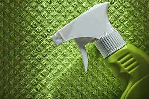 Stilleben Drucke: Reinigungssprüher auf grünem Teppich.