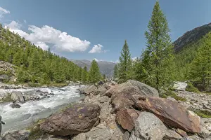 Natural Rock Formations Drucke: The clear river flows swiftly between rocks